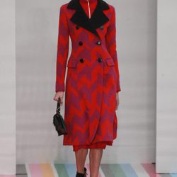Abrigo rojo con efecto geométrico de Salvatore Ferragamo en la FW de Milán para otoño/invierno 2016/2017