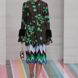 Blusa negra y verde de Salvatore Ferragamo en la FW de Milán para otoño/invierno 2016/2017