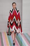 Abrigo zigzag rojo, blanco y rosa de Salvatore Ferragamo en la FW de Milán para otoño/invierno 2016/2017