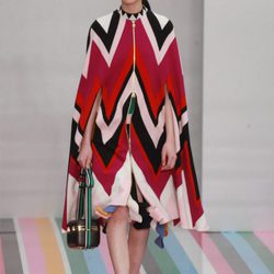 Abrigo zigzag rojo, blanco y rosa de Salvatore Ferragamo en la FW de Milán para otoño/invierno 2016/2017