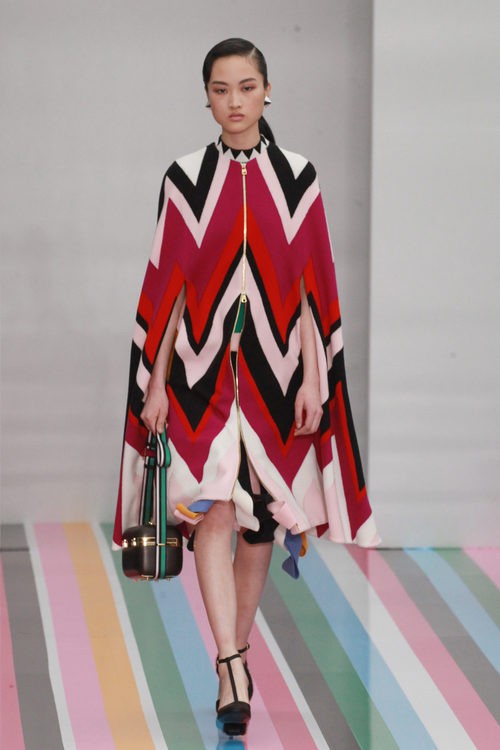 Abrigo zigzag rojo, blanco y rosa de Salvatore Ferragamo en la FW de Milán para otoño/invierno 2016/2017