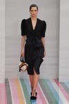 Vestido negro con mangas globo de Salvatore Ferragamo en la FW de Milán para otoño/invierno 2016/2017