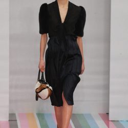 Vestido negro con mangas globo de Salvatore Ferragamo en la FW de Milán para otoño/invierno 2016/2017