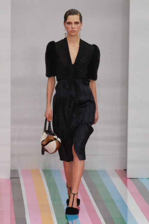 Vestido negro con mangas globo de Salvatore Ferragamo en la FW de Milán para otoño/invierno 2016/2017