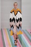 Abrigo de pelo en zigzag de Salvatore Ferragamo en la FW de Milán para otoño/invierno 2016/2017
