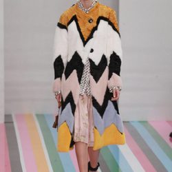 Abrigo de pelo en zigzag de Salvatore Ferragamo en la FW de Milán para otoño/invierno 2016/2017