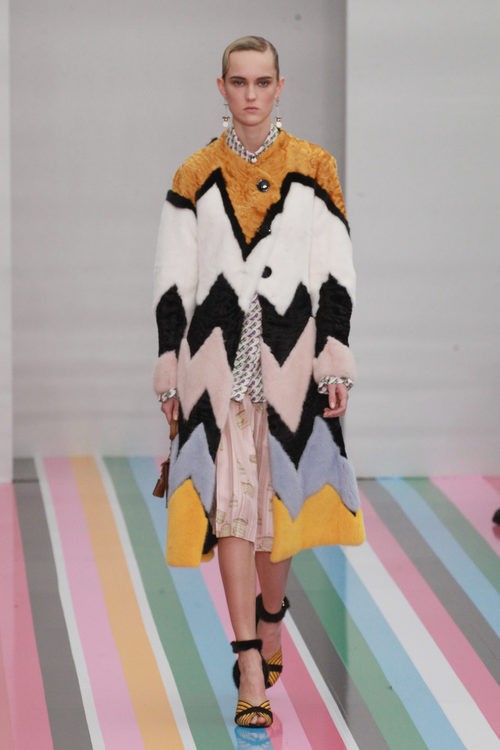 Abrigo de pelo en zigzag de Salvatore Ferragamo en la FW de Milán para otoño/invierno 2016/2017