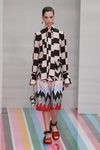 Blusa de cuadros y lazo de Salvatore Ferragamo en la FW de Milán para otoño/invierno 2016/2017