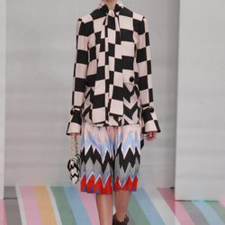Blusa de cuadros y lazo de Salvatore Ferragamo en la FW de Milán para otoño/invierno 2016/2017
