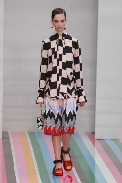 Blusa de cuadros y lazo de Salvatore Ferragamo en la FW de Milán para otoño/invierno 2016/2017