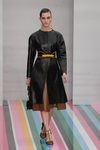 Abrigo negro con cinturón mostaza de Salvatore Ferragamo en la FW de Milán para otoño/invierno 2016/2017