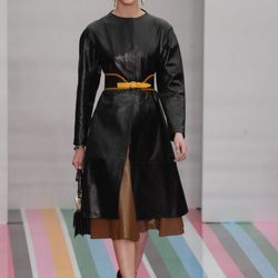 Abrigo negro con cinturón mostaza de Salvatore Ferragamo en la FW de Milán para otoño/invierno 2016/2017