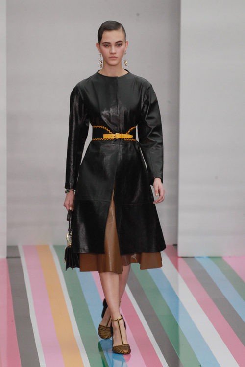 Abrigo negro con cinturón mostaza de Salvatore Ferragamo en la FW de Milán para otoño/invierno 2016/2017