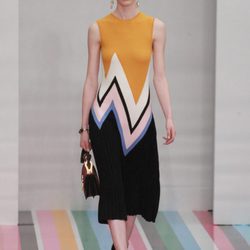 Vestido negro y mostaza de Salvatore Ferragamo en la FW de Milán para otoño/invierno 2016/2017