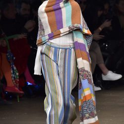 Conjunto con maxi bufanda de Missoni en la FW de Milán para otoño/invierno 2016/2017