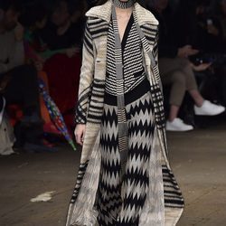 Conjunto lana en negro, gris y ocre de Missoni en la FW de Milán para otoño/invierno 2016/2017