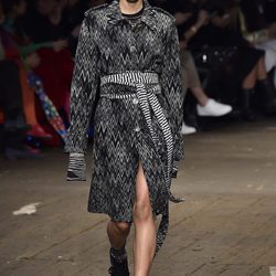 Abrigo negro y blanco de Missoni en la FW de Milán para otoño/invierno 2016/2017