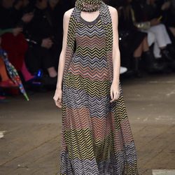 Vestido largo y maxi bufanda de Missoni en la FW de Milán para otoño/invierno 2016/2017
