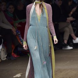 Vestido turquesa con chaqueta larga de Missoni en la FW de Milán para otoño/invierno 2016/2017