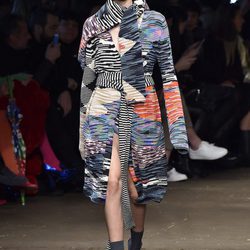 Abrigo lana trench de colores de Missoni en la FW de Milán para otoño/invierno 2016/2017