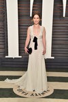 Emilia Clark con vestido largo de Miu Miu