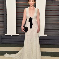 Emilia Clark con vestido largo de Miu Miu