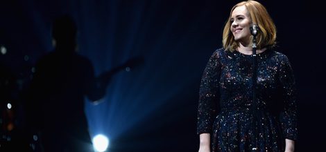 Adele arranca su gira en Belfast con vestido de Burberry