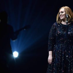 Adele arranca su gira en Belfast con vestido de Burberry