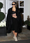 Kim Kardashian con un look sporty y un abrigo de pieles