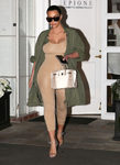 Kim Kardashian luciendo colección de Kanye West de 2016