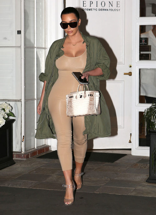 Kim Kardashian luciendo colección de Kanye West de 2016