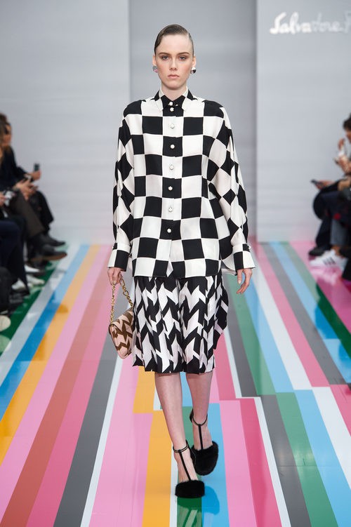 Vestido blanco y negro dela colección de mujer otoño/invierno 2016 de Salvatore Ferragamo