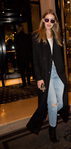 Gigi Hadid con unos vaqueros desgastados en la Fashion Week de Paris