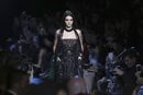Vestido negro con fondo color nude de Elie Saab en el desfile Paris Fashion Week otoño/invierno 2016/2017