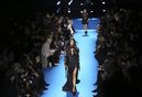 Vestido con estampado de lunares y cazadora de cuero floral de Elie Saab en el desfile Paris Fashion Week otoño/invierno 2016/2017