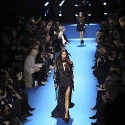 Vestido con estampado de lunares y cazadora de cuero floral de Elie Saab en el desfile Paris Fashion Week otoño/invierno 2016/2017