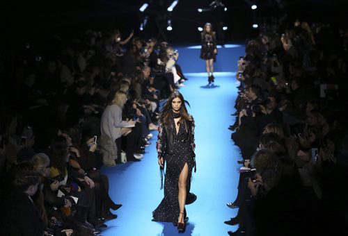 Vestido con estampado de lunares y cazadora de cuero floral de Elie Saab en el desfile Paris Fashion Week otoño/invierno 2016/2017