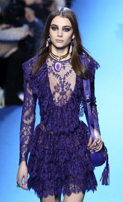 Vestido en tono berenjena con caída en capas de Elie Saab en el desfile Paris Fashion Week otoño/invierno 2016/2017