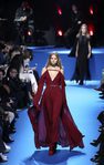 Vestido rojo con escote cruzado y mangas caídas de Elie Saab en el desfile Paris Fashion Week otoño/invierno 2016/2017