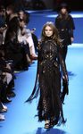 Vestido negro lunar y costuras de flecos de Elie Saab en el desfile Paris Fashion Week otoño/invierno 2016/2017