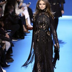 Vestido negro lunar y costuras de flecos de Elie Saab en el desfile Paris Fashion Week otoño/invierno 2016/2017