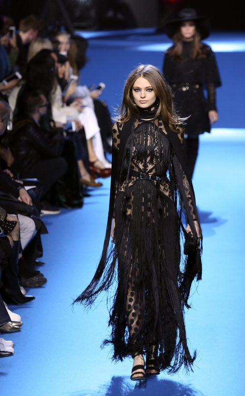 Vestido negro lunar y costuras de flecos de Elie Saab en el desfile Paris Fashion Week otoño/invierno 2016/2017
