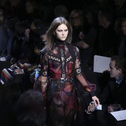 Vestido con transparencias de Elie Saab en el desfile Paris Fashion Week otoño/invierno 2016/2017