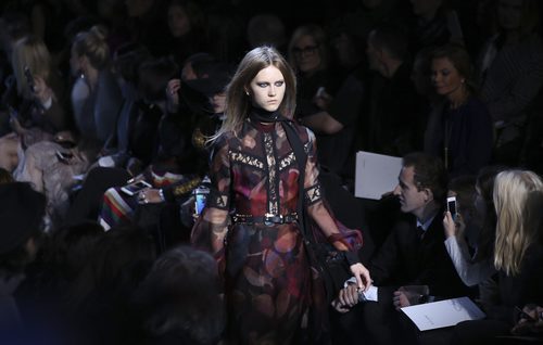 Vestido con transparencias de Elie Saab en el desfile Paris Fashion Week otoño/invierno 2016/2017