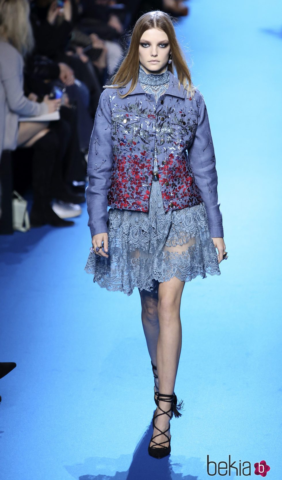 Vestido y chaqueta tono violeta con costuras y transparencias florales de Elie Saab en el desfile Paris Fashion Week otoño/invierno 2016/2017