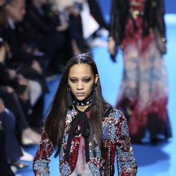 Conjunto pantalón y torera con estampado floral de lentejuelas de Elie Saab en el desfile Paris Fashion Week otoño/invierno 2016/2017