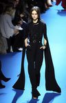 Peto negro con detalles de lentejuelas y transparencias Elie Saab en el desfile Paris Fashion Week otoño/invierno 2016/2017