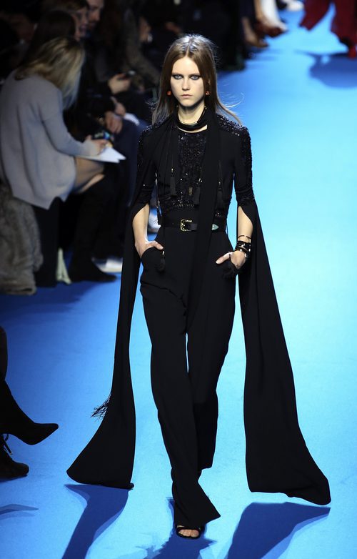 Peto negro con detalles de lentejuelas y transparencias Elie Saab en el desfile Paris Fashion Week otoño/invierno 2016/2017