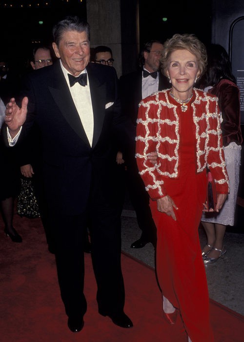 Nancy Reagan junto al presidente Donald Reagan durante el estreno de 'Sunset Blvd' 