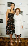 Angie Harmon y Nancy Reagan durante un desfile de Oscar De La Renta